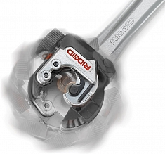 Поворот мини трубореза Ridgid 118 с трещоточной рукоятью